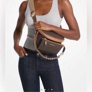 MICHAEL KORS SLATER MEDIUM LOGO SLING PACK